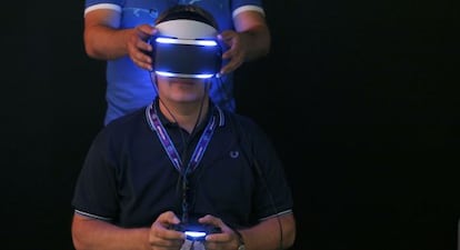 Un visitante prueba el Project Morpheus de Sony en la Gamescon.