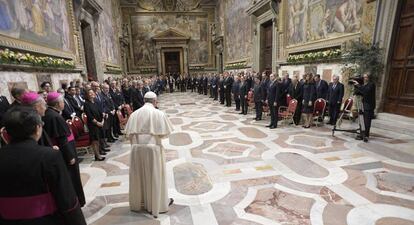 El papa Francesc, d'esquenes, davant dels líders de la UE.