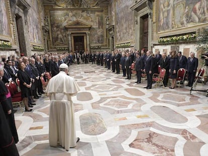 El papa Francesc, d'esquenes, davant dels líders de la UE.