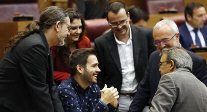 La diputada de Podemos, Fabiola Meco, con otros parlamentarios de su grupo, Compromís y el PSPV.
