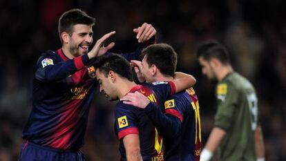 Piqué celebra un gol al Espanyol junto a Xavi y Messi.