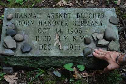 Tumba de Hannah Arendt en el cementerio del Bard College, en Annandale-on-Hudson (Nueva York).