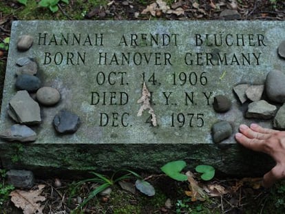 Tumba de Hannah Arendt en el cementerio del Bard College, en Annandale-on-Hudson (Nueva York).