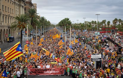 Miles de manifestantes llenan el Paseo Colón de Barcelona.