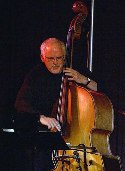 Dennis Irwin, durante un concierto en 2003.
