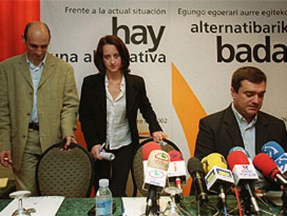 De izquierda a derecha, Fernando Arzalluz, Inés Ariztimuño y Jonan Fernández, dirigentes de Elkarri. PLANO GENERAL - ESCENA