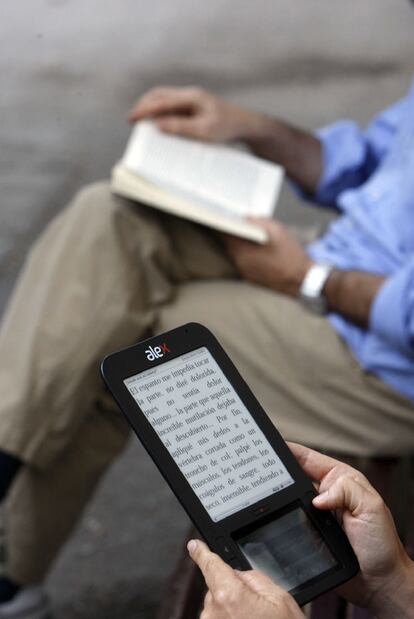 Un lector con un libro electrónico Papyre 6.S.