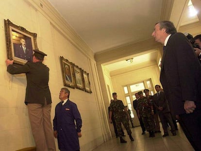 Néstor Kirchner ordena que sea removido el retrato de Jorge Rafael Videla, en marzo de 2004.