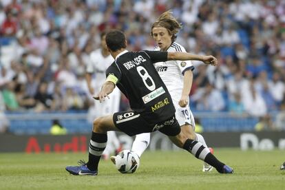 Modric regatea a Íñigo López.