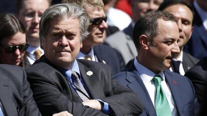 Stephen Bannon y Reince Priebus, asesores de Trump, en los jardines de la Casa Blanca este jueves.