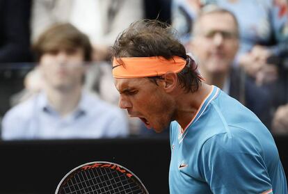 Nadal celebra la victoria contra Tsitsipas en Roma.