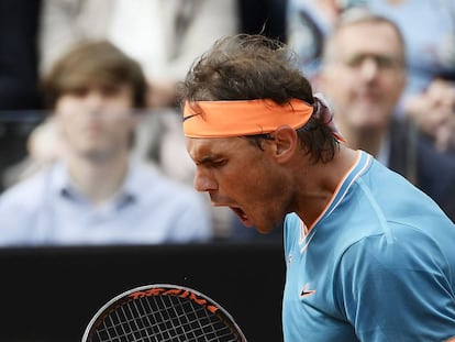 Nadal celebra la victoria contra Tsitsipas en Roma.