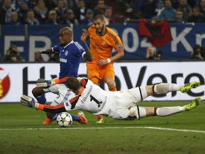 Benzema marca uno de sus dos goles al Schalke.