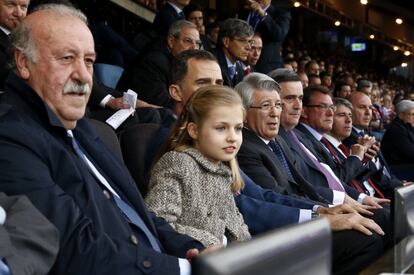 El rey Felipe VI acompañado de su hija, la infanta Leonor, junto al seleccionador nacional Vicente del Bosque (i) y el presidente del Atlético de Madrid, Enrique Cerezo (4i).