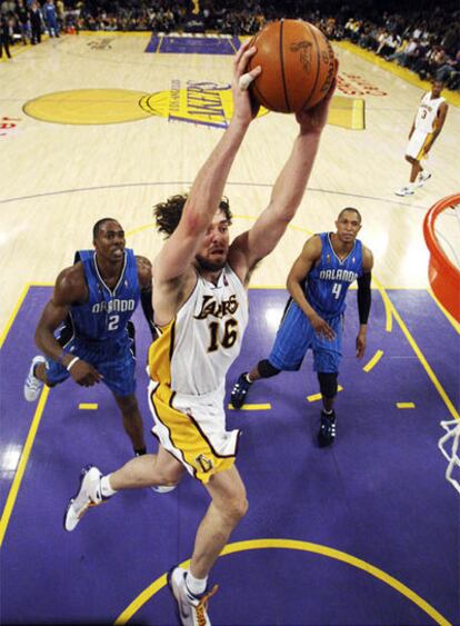 Pau Gasol, junto a Dwight Howard (izquierda) y Tony Battie.