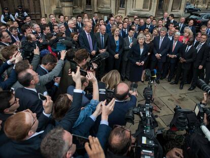 Theresa May se dirige à imprensa na entrada do Palácio de Westminter, em Londres.