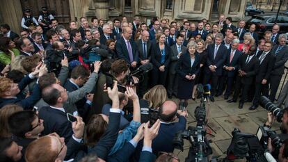 Theresa May se dirige a la prensa a la entrada del Palacio de Westminter en Londres.  