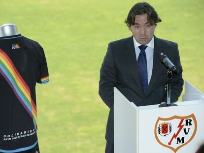 Martín Presa, presidente del Rayo, junto a la nueva equipación del equipo con la franja arcoíris