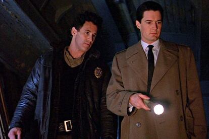 El sheriff Harry S. Truman (Michael Ontkean) y Dale Cooper (Kyle MacLachlan), uno de los primeros ‘bromances’ de la historia de la ficción.