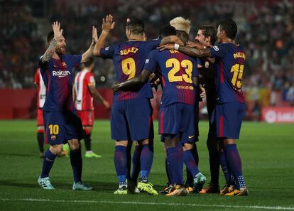 Los jugadores del Barcelona, celebran el primer gol de su equipo.