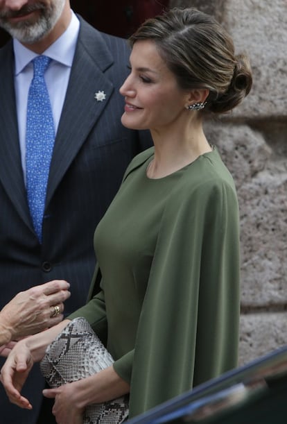 La Reina también se recoge el pelo para actos de día.