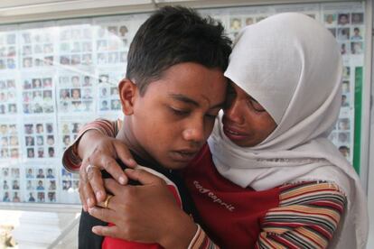 Indonesia. Tsunami de 2004. Siete meses después del tsunami de 2004, este niño y su madre fueron reunidos en una oficina que Unicef había instalado en el lugar del desastre, en la ciudad de Meulaboh. El pequeño estaba de vacaciones con su padre y tres hermanos en Banda Aceh cuando golpeó la gigantesca ola. Se vio separado de su familia y buscó refugio en un asentamiento para personas desplazadas. En abril fue registrado en un centro infantil. Su madre no supo nada de su familia hasta que fue contactada por el personal de la oficina de Unicef.