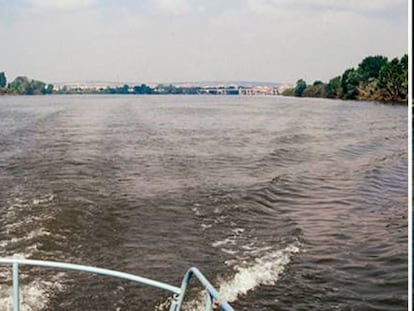 A la izquierda, el río Ebro en 1992, a la derecha el río Ebro en 2009.
