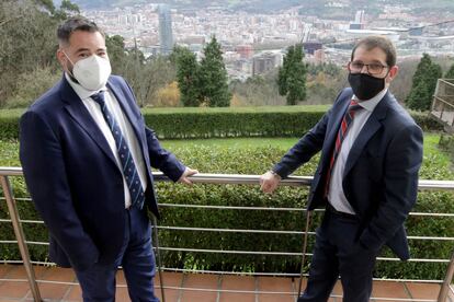 El Director de Cocina, Igor Ozamiz y el del centro, Joseba Lozano, en la terraza del comedor.