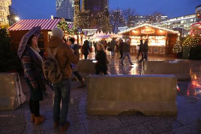 Barreras de seguridad en el mercado navideño de Breitscheidplatz en Berlín. 