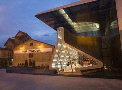 La tienda en forma de frasca proyectada por la arquitecta Zaha Hadid en la bodega de Haro Viña Tondonia.