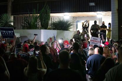 Un grupo de seguidores de Trump se concentran frente a una sede de escrutinio electoral en Phoenix, Arizona. 