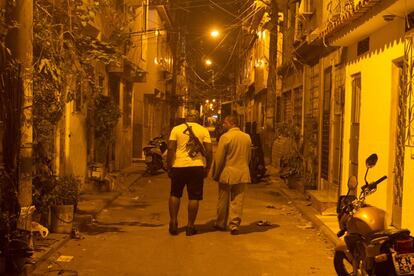 O pastor André Assis prega no coração das favelas do Rio de Janeiro, ali onde nem o correio chega. Na foto, caminha junto a um traficante pelas ruas da Maré.