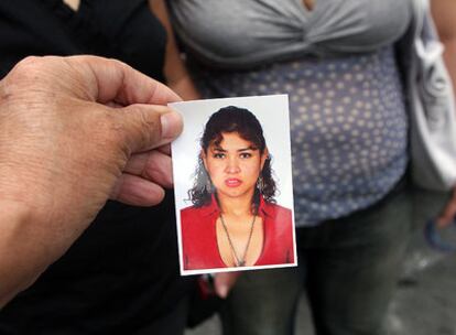 Una familiar sostiene una foto de la fallecida Gabriela Toledo.