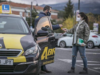 Un profesor y su alumna, en una autoescuela de la localidad madrileña de Moralzarzal.