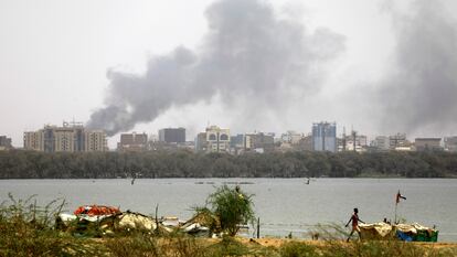 Columnas de humo en Jartum por los enfrentamientos entre el Ejército y las Fuerzas de Apoyo Rápido (RSF)
15/04/2023