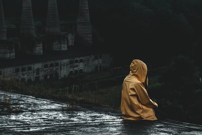 Un adolescente sobre un techo. 