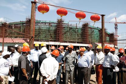 Un grupo de angoleños junto a empresarios chinos. En Angola, como en casi toda África, el gigante asiático construye a cambio de petróleo las grandes infraestructuras, puentes, presas, autopistas, o reconstruye edificios deteriorados durante los 38 años de guerra.