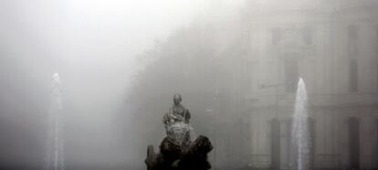 Una espectral Cibeles en medio de una densa capa de niebla.