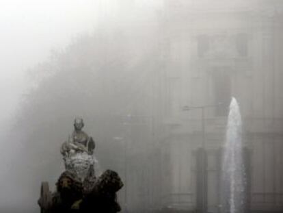 Una espectral Cibeles en medio de una densa capa de niebla.