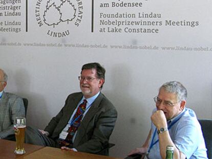 Los Nobel de Física (de izquierda a derecha) Martinus Veltman, David Gross, George Smoot y Riccardo Giacconi, en la reunión de Lindau.