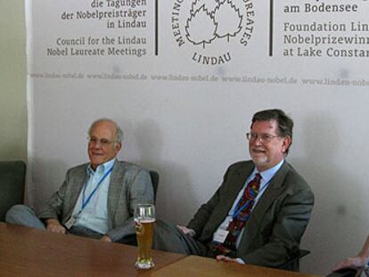 Los Nobel de Física (de izquierda a derecha) Martinus Veltman, David Gross, George Smoot y Riccardo Giacconi, en la reunión de Lindau.