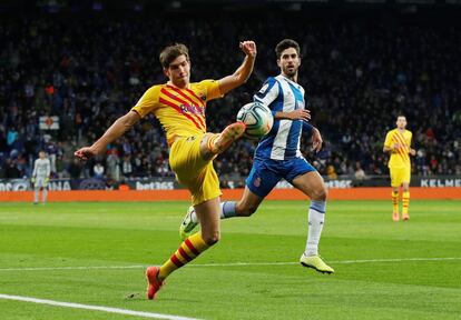 El jugador del Barcelona, Sergi Roberto, golpea el balón ante Didac Vila, jugador del Espanyol.