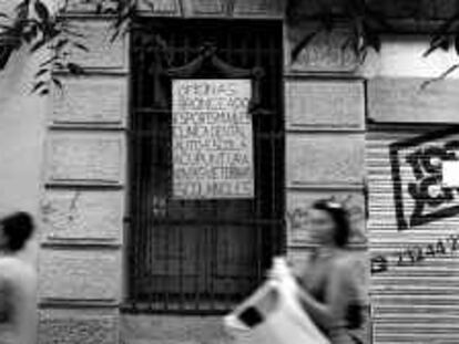 B35913 CRONICA -color- (19/07/2000) Crteles en la calle Concejo de Ciento con Meridiana . Foto: Tejederas