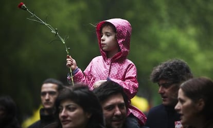 Una ni&ntilde;a sostiene un clavel durante la conmemoraci&oacute;n de la Revoluci&oacute;n de 1974 en Lisboa. 