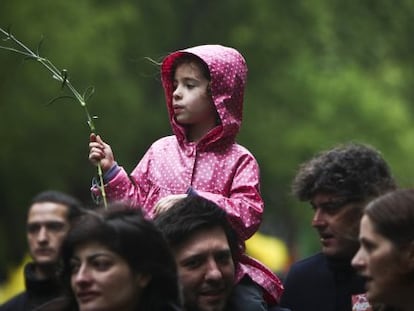 Una ni&ntilde;a sostiene un clavel durante la conmemoraci&oacute;n de la Revoluci&oacute;n de 1974 en Lisboa. 