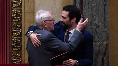 Ernest Maragall, presidente de la mesa de edad, felicita a Roger Torrent, nuevo presidente del Parlament. 