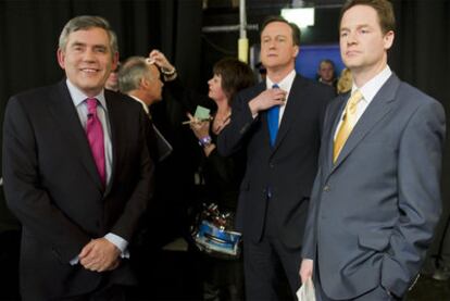 De izquierda a derecha, Gordon Brown, James Cameron y Nick Clegg, antes del debate televisivo celebrado el jueves en Manchester.
