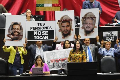 Un grupo de diputados de oposición protestan durante el debate sobre la reforma a las Afores, el 22 de abril.