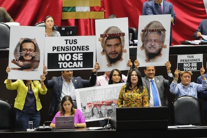 Un grupo de diputados de oposición protestan durante el debate sobre la reforma a las Afores, el 22 de abril.