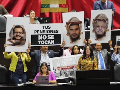 Un grupo de diputados de oposición protestan durante el debate sobre la reforma a las Afores, el 22 de abril.